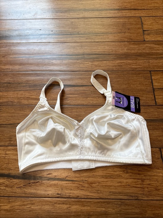 Bali Other - Bali Comfort-U Back Double Support Wireless 38D White NWT Style 3820